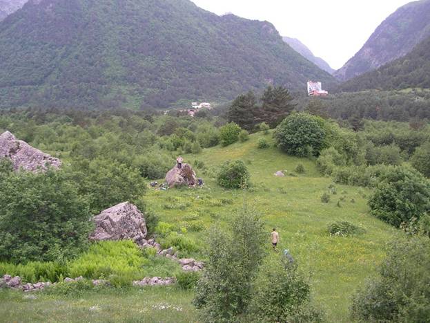 Поляны Таймази. Вдали справа т/б «Дигория» и д/р Харес